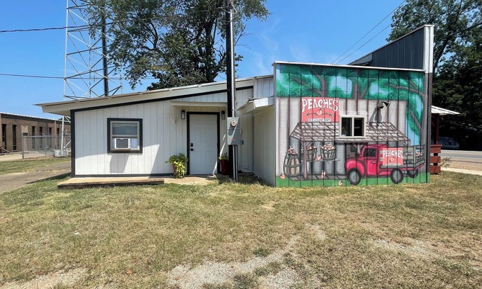 Lockesburg Apartamento | Rustic 1-bedroom apartment with AC and WiFi in pleasant Lockesburg