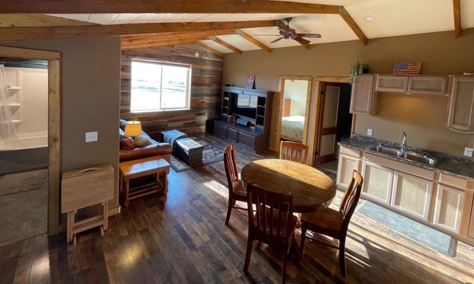 Corvallis Apartamento | Rustic 2 bed/1 bath Cabin above shop +hot tub!