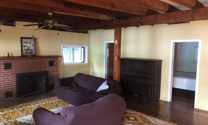 Towanda Cabina | Rustic 2-bedroom cabin on Mountain Lake, Towanda PA