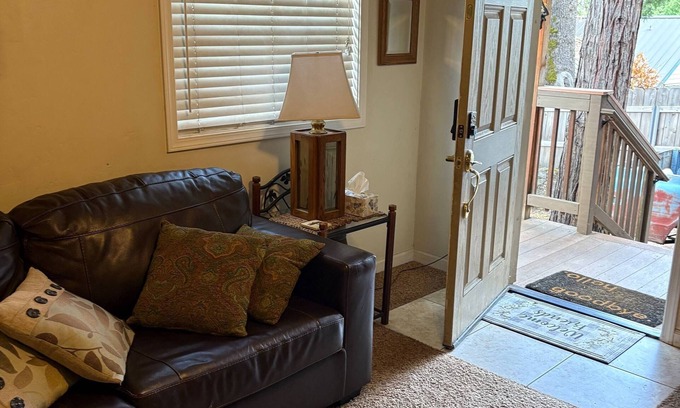 Dunsmuir Casa | Rustic 2-bedroom house in fabulous Dunsmuir. Only 10 miles away from Mt. Shasta