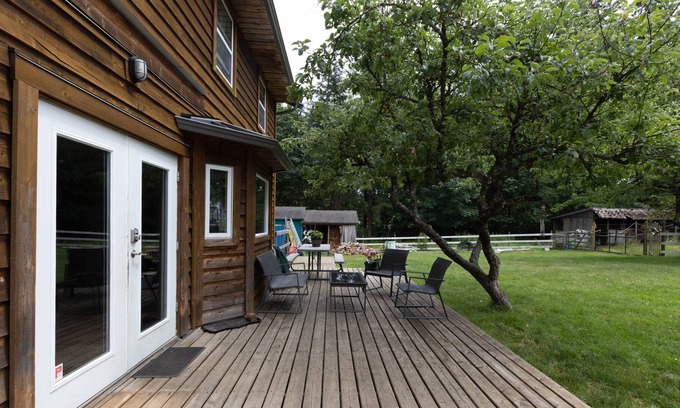 Black Creek Casa | Rustic 3 Bedroom with Fireplace in Miracle Beach