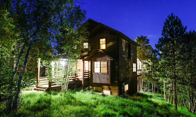 Deadwood Cabina | Rustic 4 bedroom cabin at Gilded Mountain, wifi, pool access, paved roads