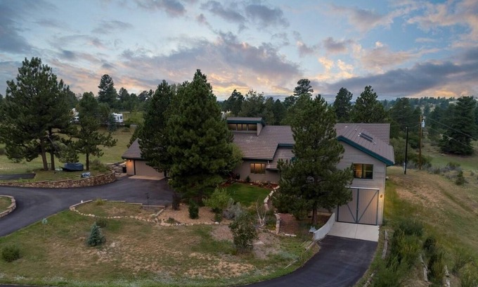 The Pinery Casa | Rustic 7-bedroom 3-acre Home with Mountain Views