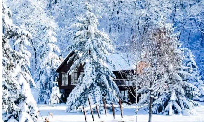 Decorah Casa | Rustic Acres Cabin & Springs