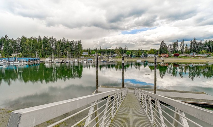 Allyn-Grapeview Cabina | Rustic Allyn Cabin: Private Isl Community w/ Kayak