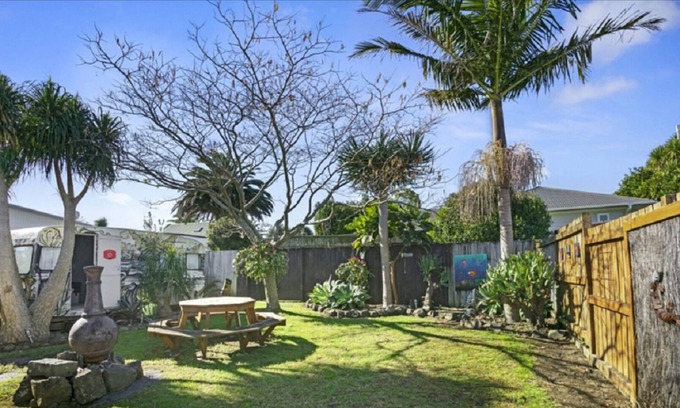 Waihi Beach Cabina | Rustic and comfortable, walk to beach and town