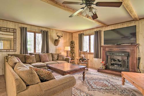 Russell Casa | Rustic and Modern Russell Cabin with Grill and Deck