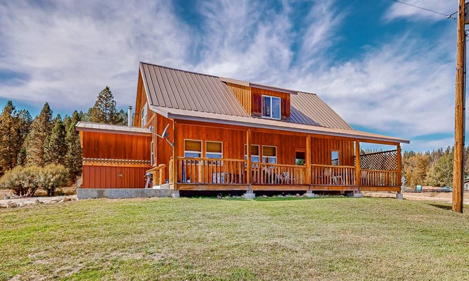 Garden Valley Cabina | Rustic and secluded cabin with two decks, hot tub, board games, W/D, & AC
