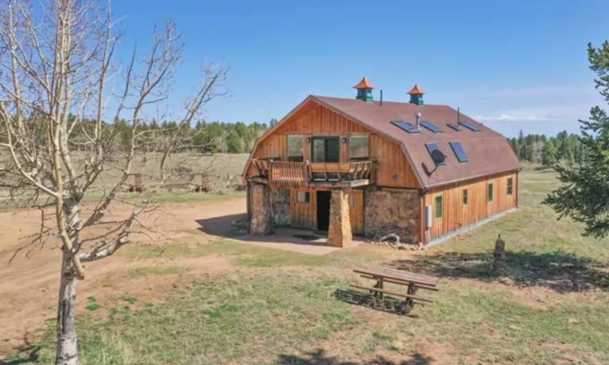 Victor Casa | Rustic Barn on 51 Acres