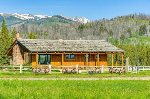 Sublette County Casa | Rustic Bondurant Cabin Fish, Hike, and Bike!