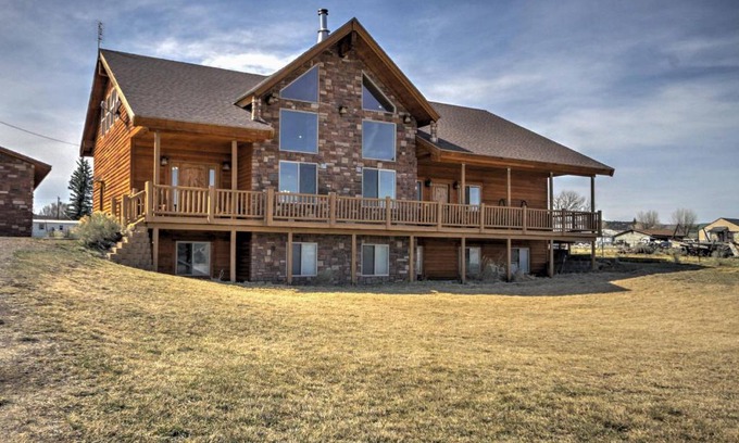 Hatch Casa | Rustic Bryce Canyon Home with Deck on Sevier River!