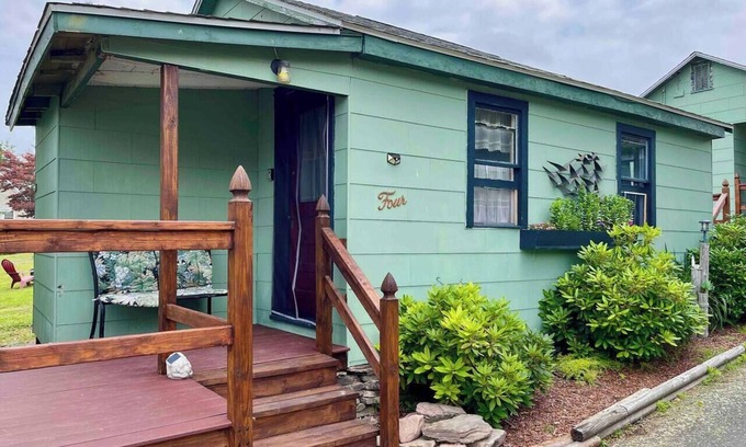 Beach Lake Cabina | Rustic Cabin #4 on Private Lake!