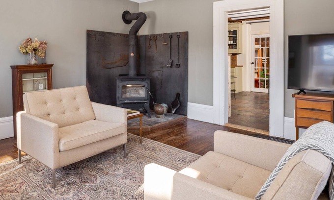 East Durham Casa | Rustic Cabin 5 Bedroom with Indoor Fireplace