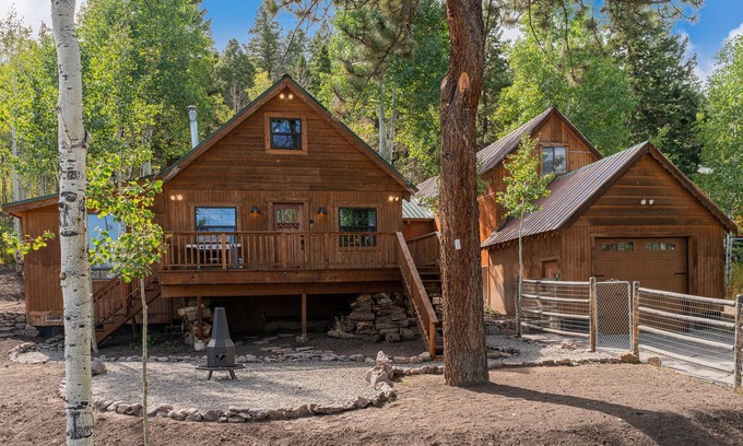 Elk Meadows Casa | Una de las cabañas rústicas, impresionantes vistas de las montañas, con una colina en trineo