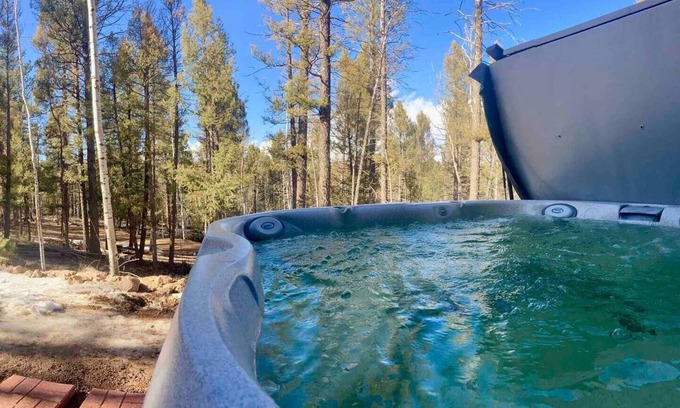 Woodland Park Cabina | Rustic cabin charm w/ hot tub, arcade basketball