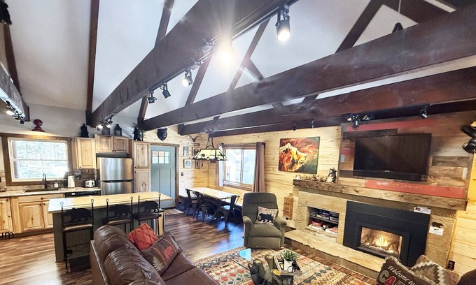 Island Park Cabina | Rustic Cabin Charm|Modern Amenities|AC|Arcade|Bear Paw Lodge