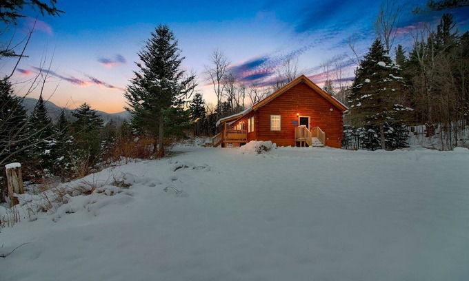 Warren Cabina | Modern Log Cabin Retreat - Ski, Swim, Work & Relax in the Heart of Vermont