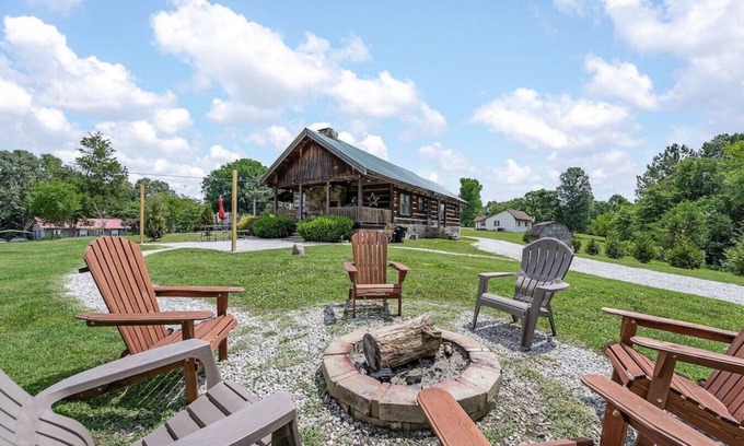 Winchester Cabina | Rustic Cabin, Dock, Hot Tub, Firepit, Kayaks