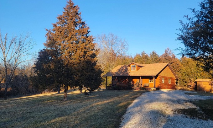 Black Cabina | Rustic Cabin in the Ozarks