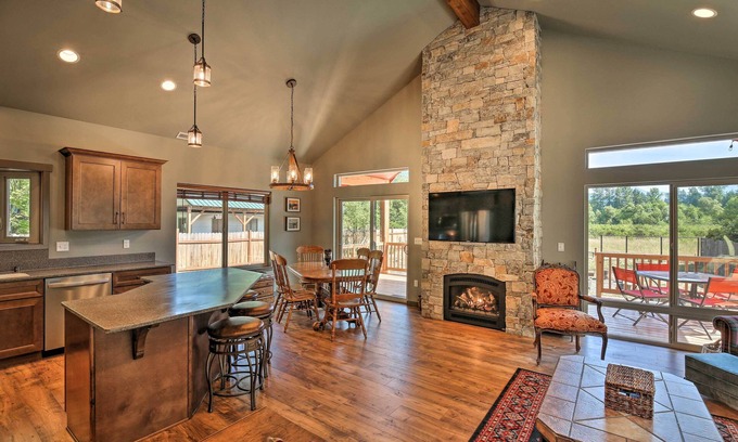 Packwood Cabina | Rustic Cabin Near Mt Rainier: Fire Pit & BBQ!