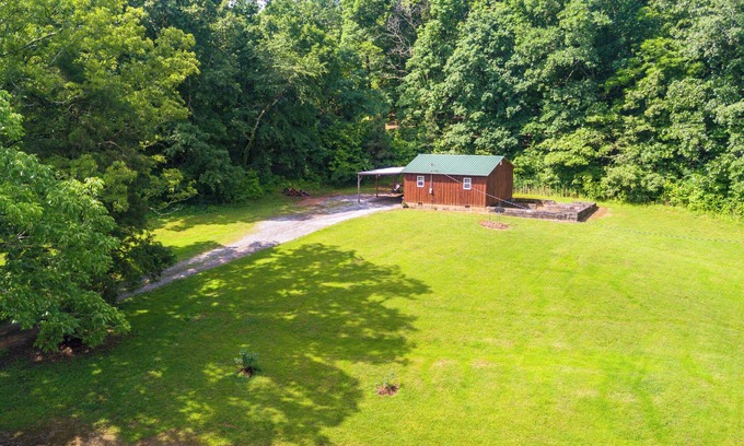 New Concord Cabina | Rustic Cabin on Farm ~ 4 Mi to Kentucky Lake!