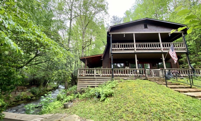 Hiawassee Cabina | Linda cabaña Creekside!♥ ️