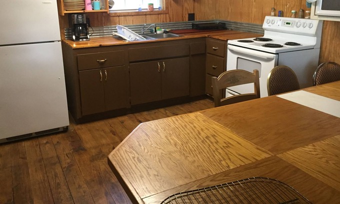Hardy Apartamento | Rustic Cabin on the Southfork River