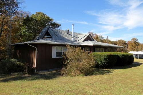 Miramiguoa Park Casa | Rustic Cabin Rental with a Wood-Burning Stove near Meramec State Park, Missouri