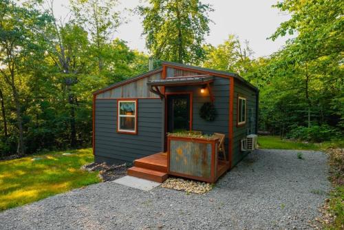 Powell Casa | Rustic Cabin Retreat - Cozy Stove & Fresh Eggs