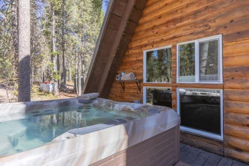 Island Park Apartamento | Rustic Cabin Retreat - Hot tub - Fire pit - BBQ -