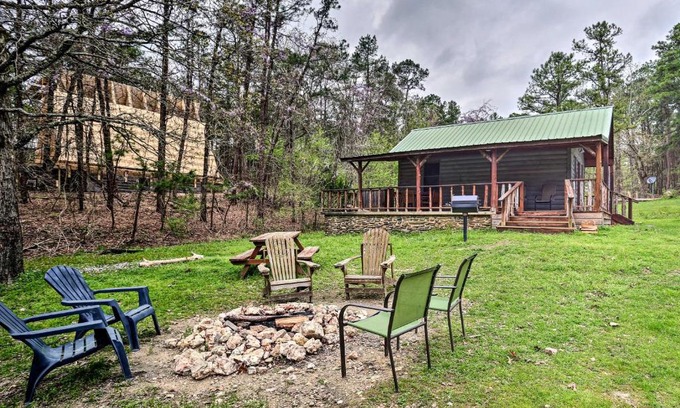 Broken Bow Casa | Rustic Cabin with Hot Tub Near Broken Bow Lake!