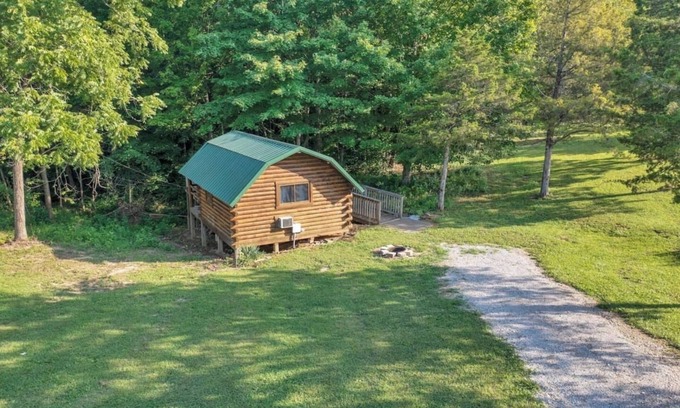 Bloomington Cabina | Rustic Cabin with Pool Access