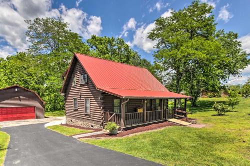 Sevierville Casa | Rustic Cabin with Screened Deck 8 Mi to Dollywood