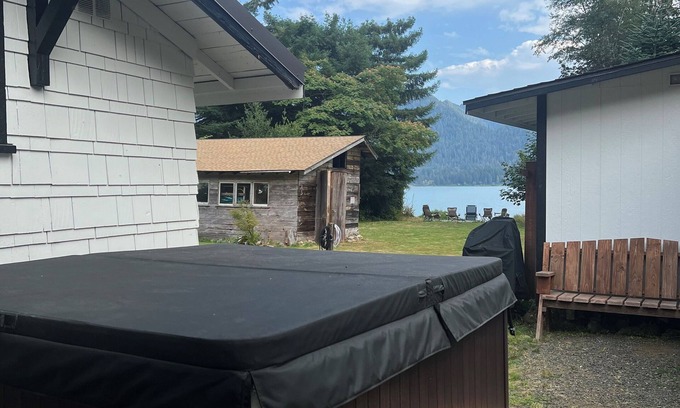 Amanda Park Cabina | Rustic cabin with WiFi in the Olympic National Park with lake view.