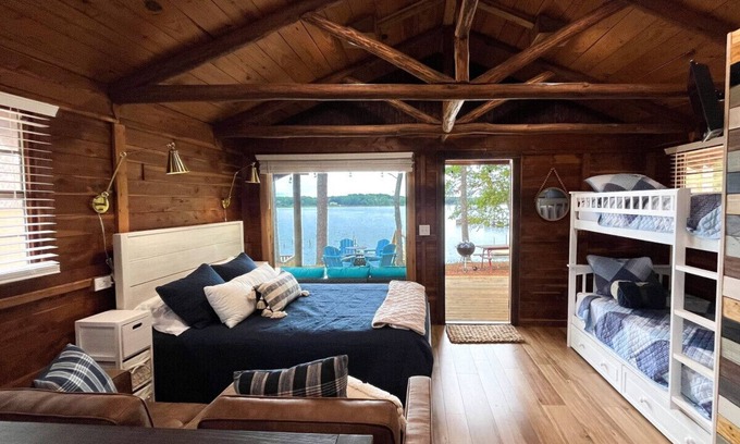Hemphill Cabina | Rustic Cedar Waterfront Cabin 8 on Toledo Bend