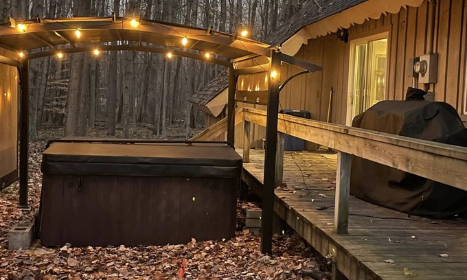 Canadian Lakes Casa | Rustic Chalet Retreat w/ Hot Tub