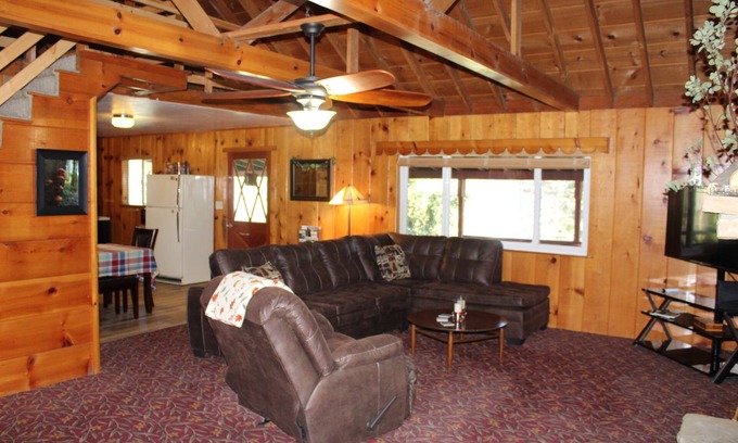 Oakhurst Cabina | Rustic Chapparal Cabin at Bass Lake Heights