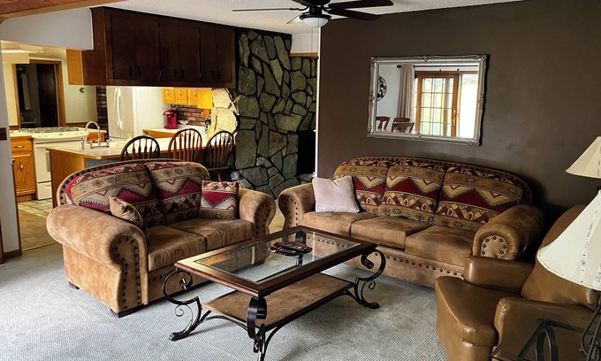 Great Falls Casa | Rustic Charm - City Comforts