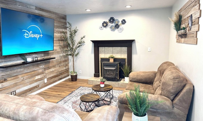 West Jordan Casa | Rustic Charm, Cozy and Comfy Nearby Olympic Oval, Great Location