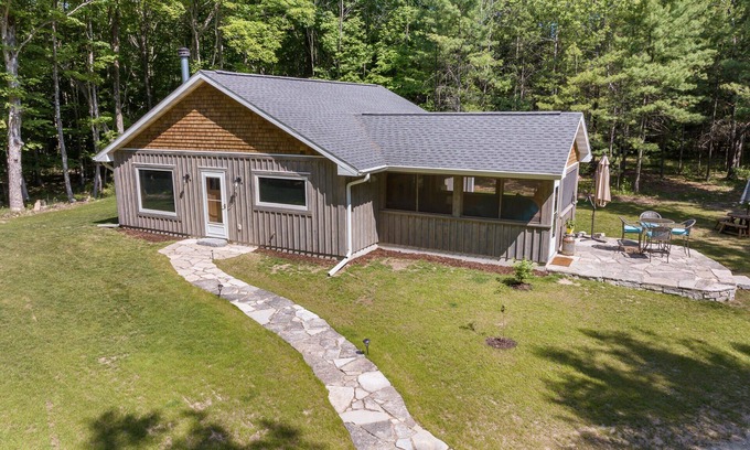 Fish Creek Cabina | Rustic charm in a newly constructed Log Cabin! Best of both worlds!