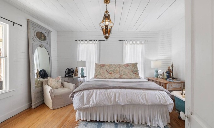 Warrenton Casa | Rustic Charm in our Quaint Round Top Farmhouse!