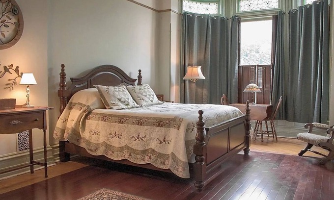 Ranshaw Cama Y Desayuno | Rustic Charm / King Bed + Roku / Private Bath