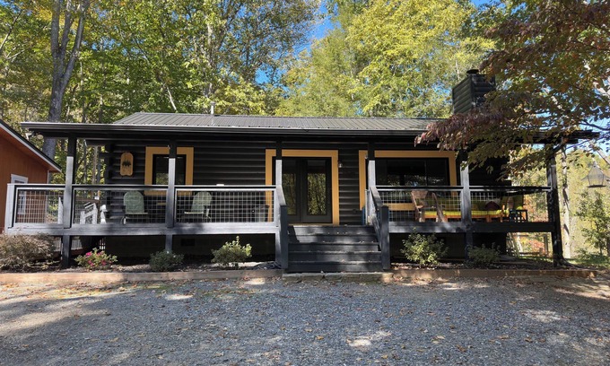 Hemphill Heights Cabina | Rustic Charm Meets Modern Comfort – Cozy Mountain Cabin Retreat at Calm Creek!