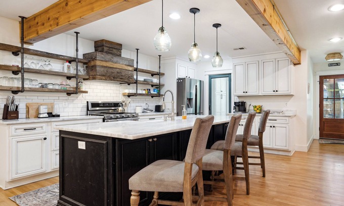 Memphis Casa | Rustic Charm~Memphis' One & Only