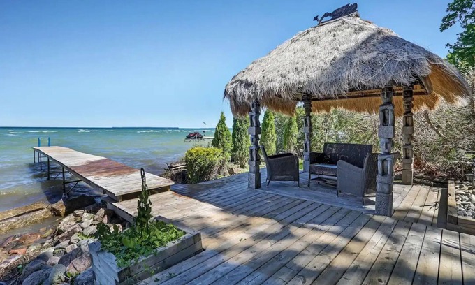 Pefferlaw Cabaña | Rustic Chic 4BR Lakehouse | Hot Tub, Ice Fishing