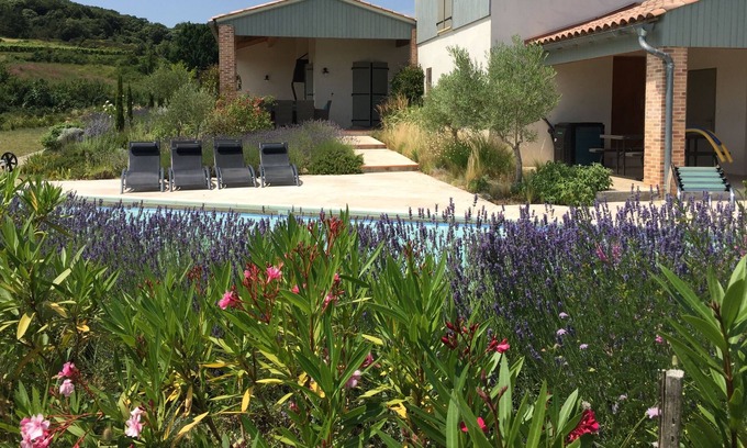 Villelongue-d'Aude Casa | Casa rústica y elegante con gran piscina privada climatizada y hermosas vistas sobre un pueblo