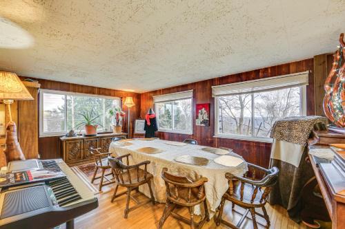 West Mifflin Casa | Rustic Chic Retreat 4 Mi to Kennywood!