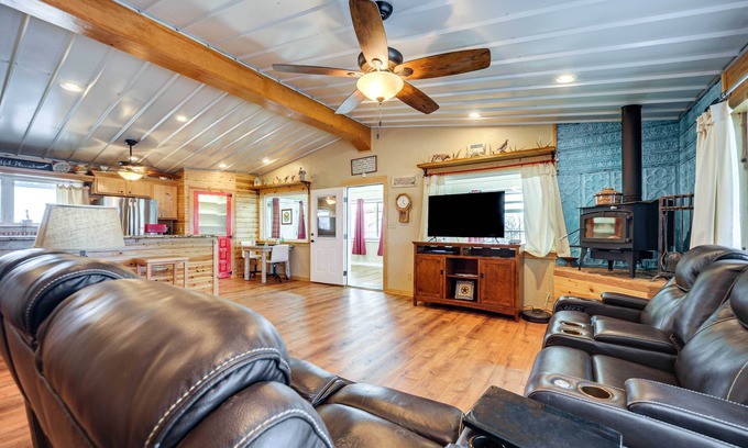 Gouldbusk Casa | Rustic Coleman Retreat on 300 Acres w/ Hot Tub!