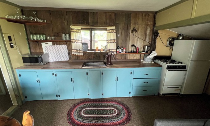 Chelsea Cabina | Rustic converted Sugar House in idyllic location in Chelsea, Vermont