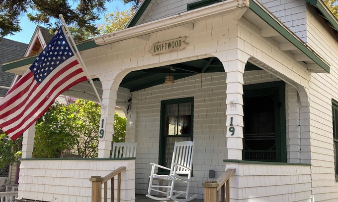 Bayside Cabaña | Rustic cottage a block from the water at 19 Broadway, Bayside, Northport w/WiFi